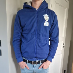 Rick & Morty hoodie - Huvtröja med päls på innersidan, mycket mjuk. I stort sett oanvänd Strl L men känns som M då den är för ungdomar 