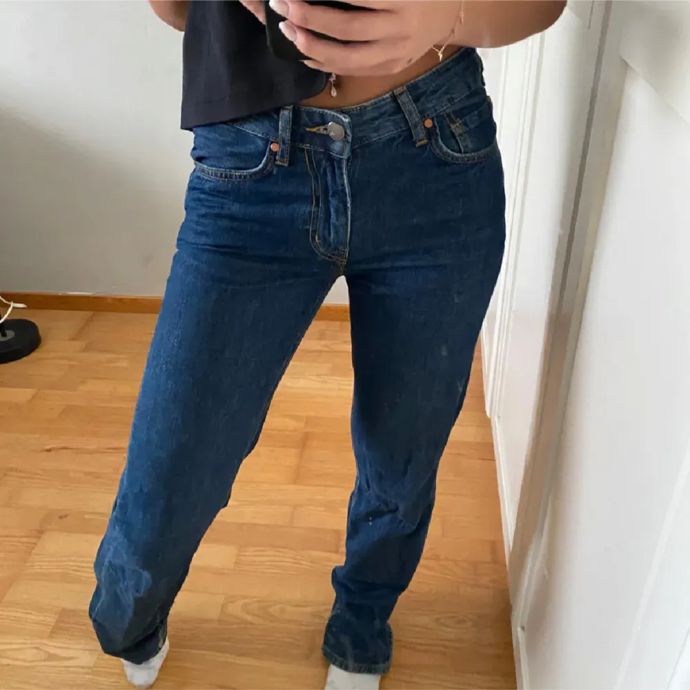 Low straight leg 25/32 från Bikbok, försmå för mig tyvärr! köpta på bikbok men märket är never denim. Anvönda fåtal gånger och nypris är 600kr🫶🏼 Stö 25/32. . Jeans & Byxor.