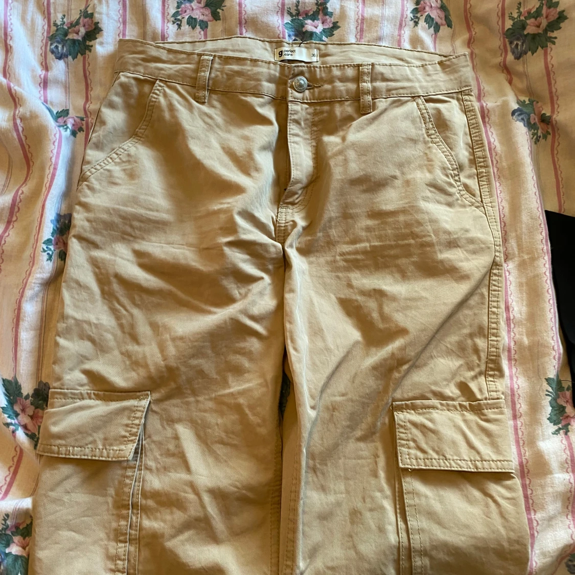 Beige cargobyxor från Ginatricot