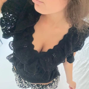 Virkad zara topp - Super snygg topp från zara. Använt fåtal gånger och är precis som ny!💕hör av er vid frågor eller funderingar. Pris kan diskuteras vid snabb affär!