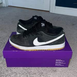 SB dunk low i riktigt bra skick som ni kan se på bilderna, har använt dom några gången men kände inte för de länge så nu har dom bara stått på skohyllan. Svarar gärna på frågor. Pruta går också.