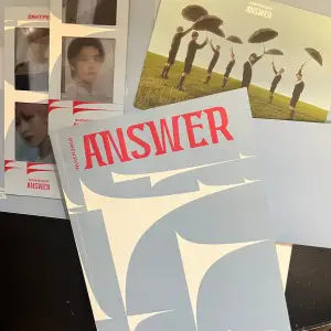 Det här är albumet 'DIMENSION : ANSWER' av ENHYPEN. Det innehåller det som syns i bilden. Ingen cd skiva och en fotobok med ett stilrent omslag i rött och vitt. Perfekt för fans av gruppen som vill ha en samlarutgåva. Freebies medföljee!!