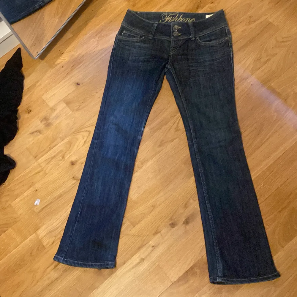 Lågmidjade vintage bootcut jeans från fishbone🩵 skriv gärna för mått, kan diskutera pris vid snabbt köp💞. Jeans & Byxor.