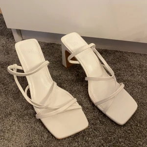 Klackskor - Endast använda en gång! Lite smutsiga på undersidan, annars felfria! Storlek 38