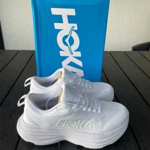 Hoka Bondi 8 skor - Säljer dessa helt nya Hoka Bondai 8 skorna i storlek 40 2/3, Uk 7. Säljs pågrund av fel storlek. Skriv om minsta funderingar!🔥🏃‍♂️‍➡️