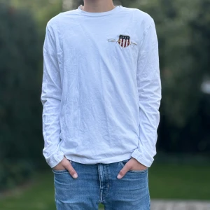 Vit långärmad gant tröja - Snygg vit gant tröja, jag är 158 och den var lite för stor. Skriv privat för intresse om fler bilder. Skick 9,5/10