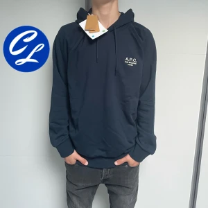 A.P.C Hoodie (HELT NY) - A.P.C Hoodie | Skick: 10/10 (HELT NY) | Strl M fits L | Pris - 1299 | Tags sitter kvar | Fraktar via Postnord eller Instabox på köparens bekostnad | Hör av dig vid minsta fråga eller fundering!