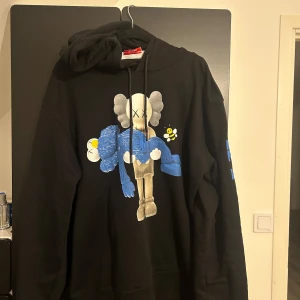 Off white hoodie - En off white hoodie i fint skick, tycker den är lite för stor så därför jag säljer den. Alla taggar medkommer