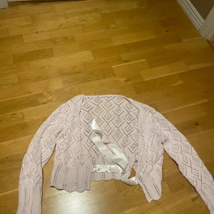 Rosa kofta - En superfin rosa kofta med ett silkes rosett! Denna kofta är perfekt till hösten och passar superbra med ett linne. Skriv privat för bilder på!💗
