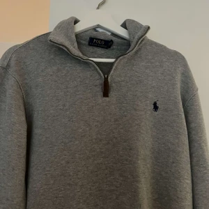 Ralph Lauren halfzip tröja - Grå Ralph Lauren halfzip tröja i storlek M till försäljning. Skick: 9/10. Nypris är 1300kr vi säljer för 649kr. Pris kan diskuteras vid snabb affär