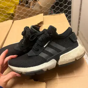 Mycket sparsamt använda Adidas POD sneakers. Storlek 36&2/3 (UK 4). Pris kan diskuteras vid snabb affär