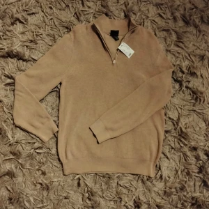 Half Zip  - Beige half zip. Väldigt snygg & oanvänd. Den är slim fit så passar S,M 