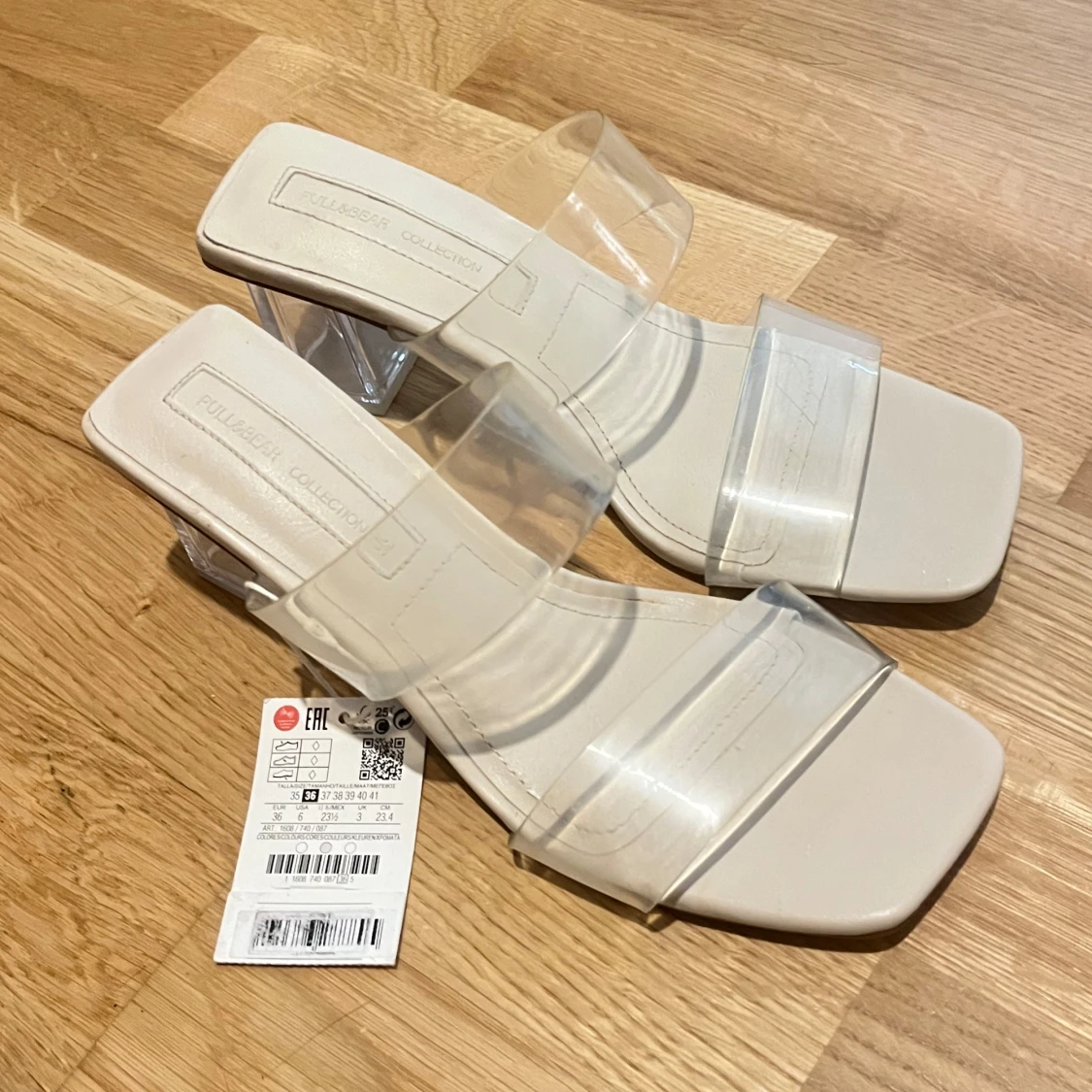 Oanvända genomskinliga klackar