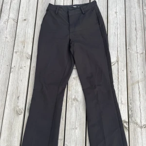 Kostymbyxor - Svarta kostymbyxor ifrån Bikbok💗