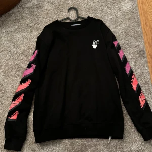 Off white sweatshirt - Riktigt bra skick, endast använd en gång Det är storlek S men den passar M också