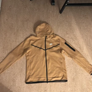 Nike tech fleece - Jag vill sälja den pga den är för stor för mig jag fick den i present och har haft på mig sen en gång bara Frågor kom PV!