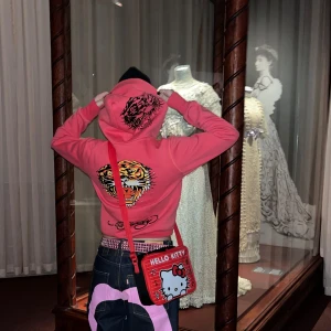 Ed hardy zip hoodie - Rosa ed hardy zip hoodie Dragkedjan är lite paj men går säkert att fixa den! Förutom det inga defekter på den, säljer då den inte kommer till användning längre