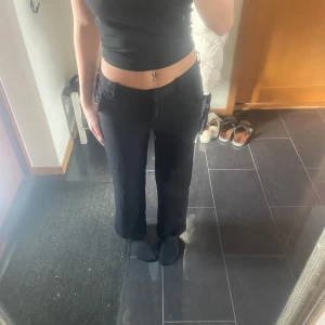 Svarta kostymbyxor - Jätte fina och sköna kostym byxor. Dom är i jätte bra skick även om jag haft dom ett tag och använt dom flera gånger. Jag säljer dom nu för att dom har blivit lite för korta.