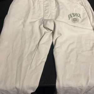 Hoodie och Byxor  - Säljer Hoodies nu i olika färger med hoodie och byxor till en billig peng. Alla kombos kostar runt 700-900 nya och mitt pris är 350!