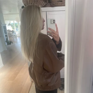 Skinnjacka  - Säljer denna fina bruna oversized skinnjacka☺️Materialet är ej äkta skinn. Köpt vintage🥰