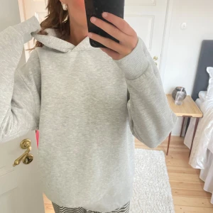 Hoodie - Jättefin hoodie från Gina Tricot, strl xxs men sitter oversized på mig som är ca 170cm och som vanligtvis bär xs/s. (Finns lite sminkfläckar på innersidan av luvan men det är inget som syns när man har den på sig)🩷