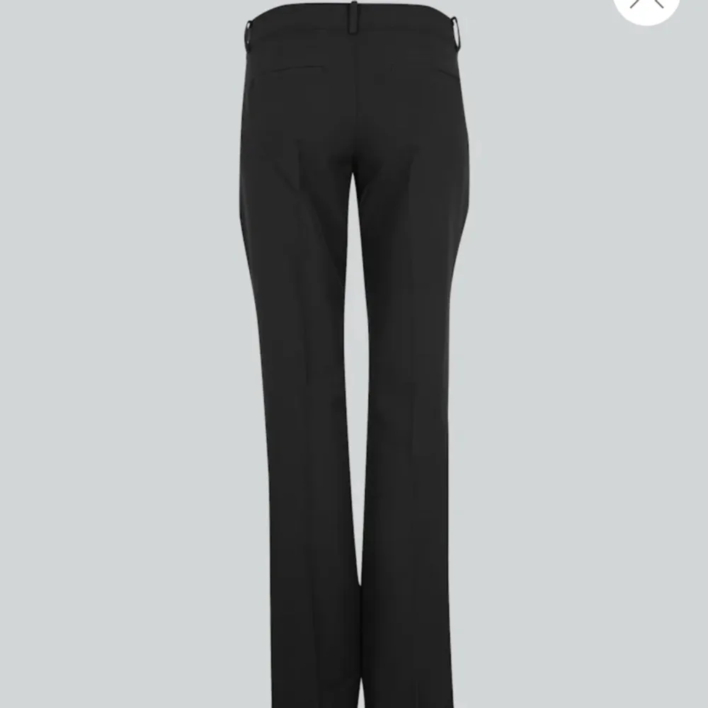 Säljer mina helt nya lågmidjade kostymbyxor från bikbok i modellen Vera❣️ använda typ 5 ggr och jag säljer den för att jag ångar att jag köpte dem💓 kom privat för egna bilder. INGEN SLITS ( INTE petite)pris kan diskuteras, storlek 38 passar även 36. Farkut & Housut.