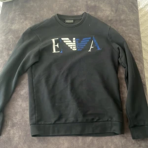 Stilren Armani tröja - Stilren Armani tröja. I skick som ny få den inte är använd för den inte passa i storlek M (Pris kan diskuteras)