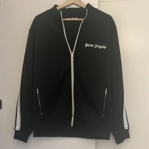 Svart Palm angels - Svart palm angels i bra skick.  Pris kan diskuteras vid snabb affär