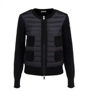 Söker moncler cardigan! Behör inte vara ljust denhär