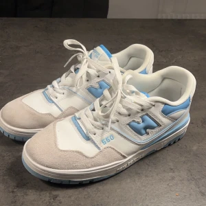 New balance 550 - Hej, säljer dessa new balance i nyskick bara använda fåtal gånger, men vart lite får små för mig. Pris kan diskuteras.