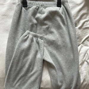 Grå mjukisbyxor - Säljer ett par superbekväma grå mjukisbyxor. Perfekta för en chill dag hemma eller en snabb tur till affären. De har en elastisk midja för extra komfort. Passar perfekt till en avslappnad stil! Passar mig som är 175!💘💘