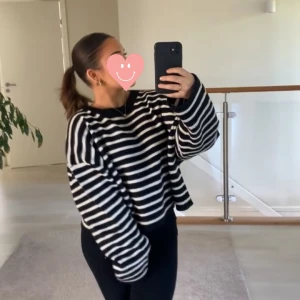 Tjock stickad  - Superfin, materialet är väldigt tjockt. Den är i en större storlek så den har oversized passform. Modellen i sig är kort och med den större storleken blir den ”normal” längd💓Köpt för någon vecka sedan bara! Använd gärna köp nu