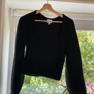 Svart stickad tröja  - Svart stickad tröja från hm srtl xs