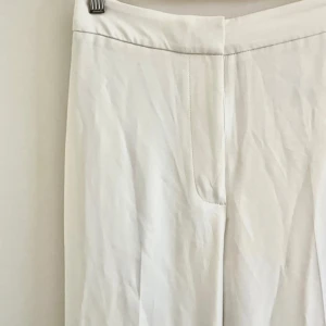 Vita kosytymbyxor - Vida vita kostymbyxor från H&M, aldrig använda!