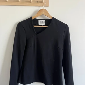 Asymmetrisk tröja - Asymmetrisk tröja från Just Female! Aldrig använd