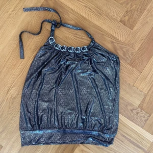 Glitter halterneck - Fest topp i 00s stil och med metallringar pch glitter. 