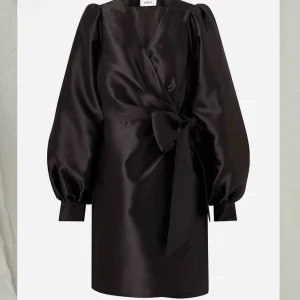 Elegant svart klänning  - Säljer denna super fina och eleganta klänningen från Joelle. Endast använd 1 gång och är i super bra skick. Nypris 999kr 💕