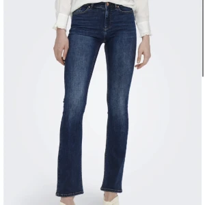 Blåa jeans - Blåa jeans från only med medelhög midja och utsvängda vid benen💞 Kommer tyvärr inte till användning💞Köpta för 549kr💞De är klippta vid nere vid benen då de var för långa för mig först. Nu passar de någon som är runt 170cm💞