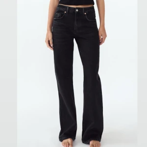 Zara - Medelhögmidjade svarta raka jeans i strl 40 i nyskick från Zara 🖤Nypris: 399kr 🖤 Midja 85cm, innerben 88 cm