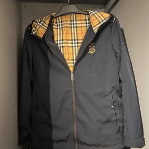 Burberry jacka - I väldigt bra skick och väldigt sällsynt. Väldigt fin jacka i storlek S. OBS man kan ej vända den in och ut.