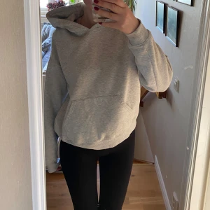 Hoodie  - Populär hoodie från Gina Tricot i strl M. Den är i bra skick förutom två små fläckar vid högra bröstet och mudd (bild 4 & 5), men det är ingenting som stör🌟Hör av dig vid frågor, pris kan diskuteras!