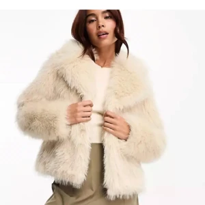 Pälsjacka - Supersöt pälsjacka perfekt till hösten, SÅ mjuk och gosig🍂💓är i helt perfekt skick nästan som ny!! Köpt för 700