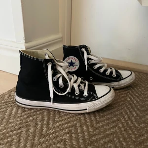 Svarta converse  - Säljer nästan helt oanvända converse. Storlek 37. Mycket bra skick