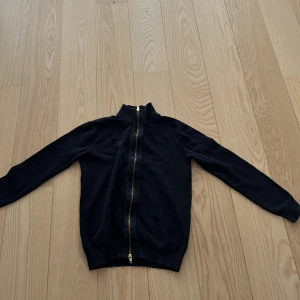 John Henric zip up - 7/10 storlek S passar XS inte så använd