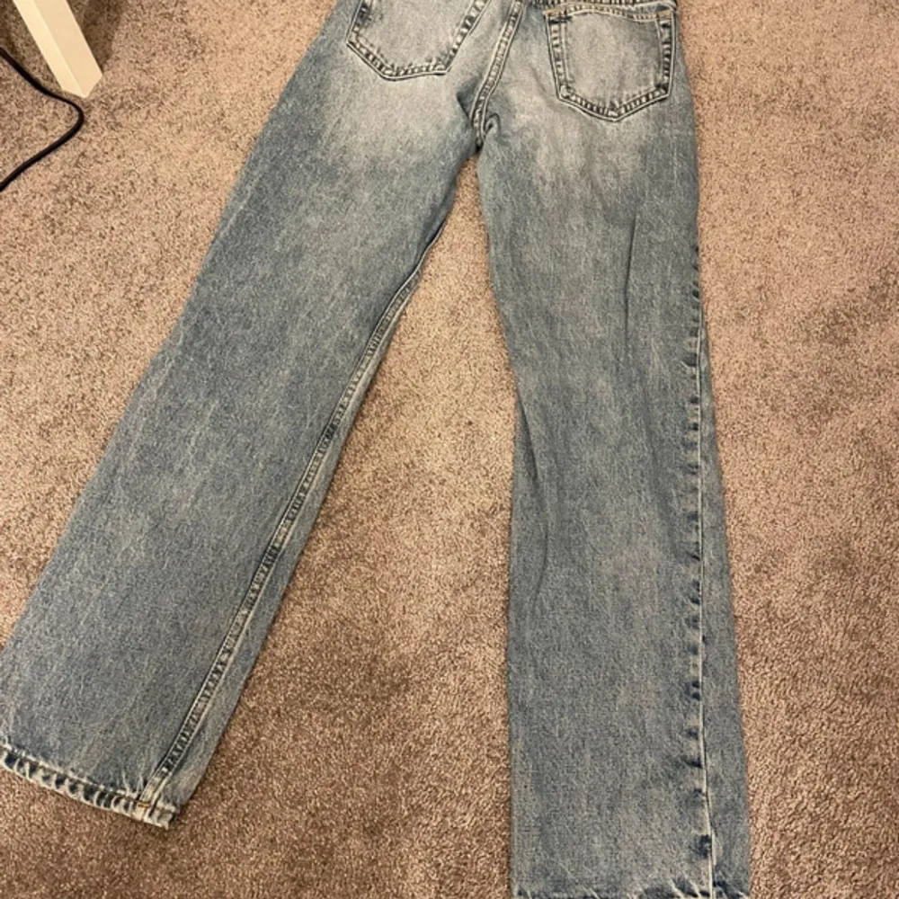 Bra skick, modell Arrow från weekday storlek 23, 30. Säljer pågrund av för små för mig.. Jeans & Byxor.