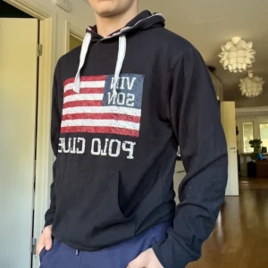 Stilren Vinson polo club hoodie.  - Stilren Vinson polo club hoodie perfekt för hösten, mörkblå/svart strl S kan passa M.