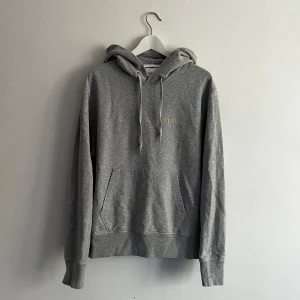 Helmut Lang hoodie - Riktigt fet Helmut Lang hoodie med text framme och bak. Skicka 8,5/10, Varan skickas inom 24h efter köp oftast tidigare. Vid minsta fundering eller osäkerhet bara hör av dig 📩   
