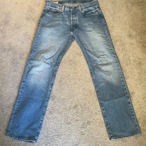 Levis 501 jeans - W 32, L 32. Använt Max ett par gånger, säljer pga inte används. 