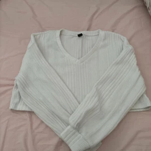 Vit tröja - Croppad vit tröja från shein väldigt fin och bättre till kallare väder