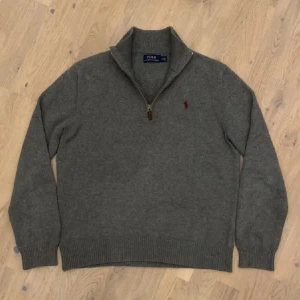 Ralph Lauren Halfzip - Skick: 9/10, inga defekter | Står storlek M men passar mer som S, modellen är 170 cm | Kan gå ner i pris vid snabb affär